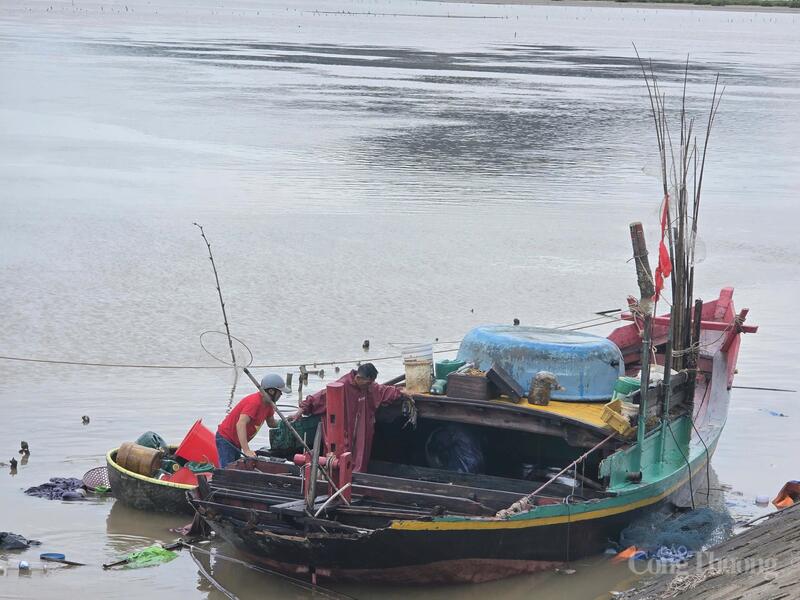 Ngư dân kiểm tra tàu thuyền sau bão