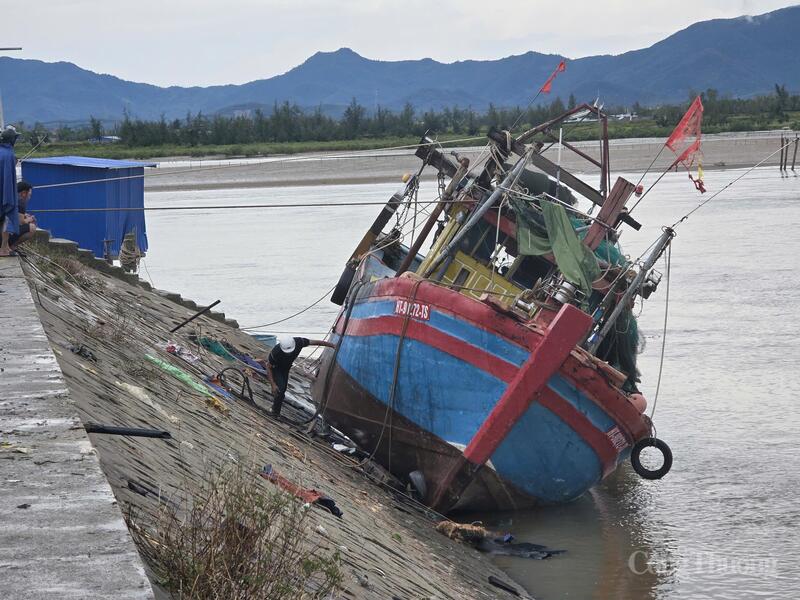 Bão số 5 đẩy dạt tàu vào khu vực bờ đê