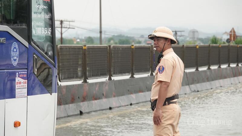 Trung tá Nguyễn Minh Phong, Trạm cảnh sát giao thông Quảng Xương (Trạm 1A) hướng dẫn các phương tiện lưu thông qua đoạn ngập