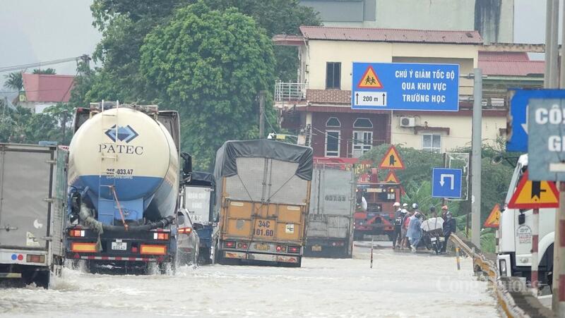 Nhiều phương tiện xe máy phải dừng lại, chờ nước rút hoặc phải tìm đường khác di chuyển