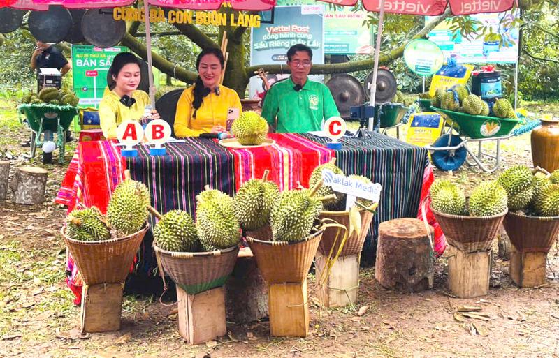 Bí thư Đảng ủy xã Ea Knuếc (ở giữa) cho biết bản thân mình cũng phải học từ thực tiễn để biết kinh tế số khó, vướng ở đâu để đồng hành, hỗ trợ người dân ứng dụng công nghệ số tự tin giới thiệu chính những sản phẩm nông sản mình làm ra. Ảnh: Trang thông tin xã Ea Knuếc