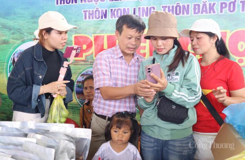 Chủ tịch UBND xã Tu Mơ Rông hướng dẫn cho người dân học cách mở phiên livestream và giới thiệu sản phẩm nông sản
