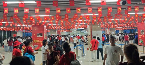 Metro Hà Nội và xe buýt chạy hết công suất, đón 238.000 lượt khách dự lễ sơ duyệt A80