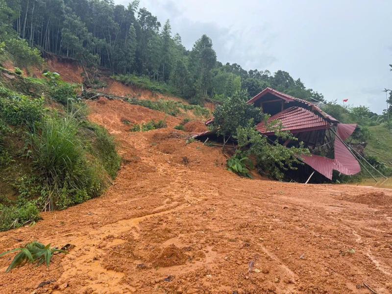 Đất từ trên đồi ập xuống làm nhà dân xiêu vẹo