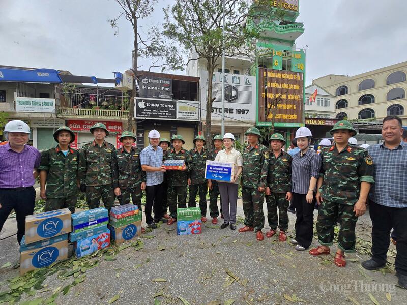 Chủ tịch HĐTV EVNNPC Đỗ Nguyệt Ánh tặng quà cho lực lượng quân đội tham gia hỗ trợ khắc phục sự cố lưới điện do bão tại Nghệ An