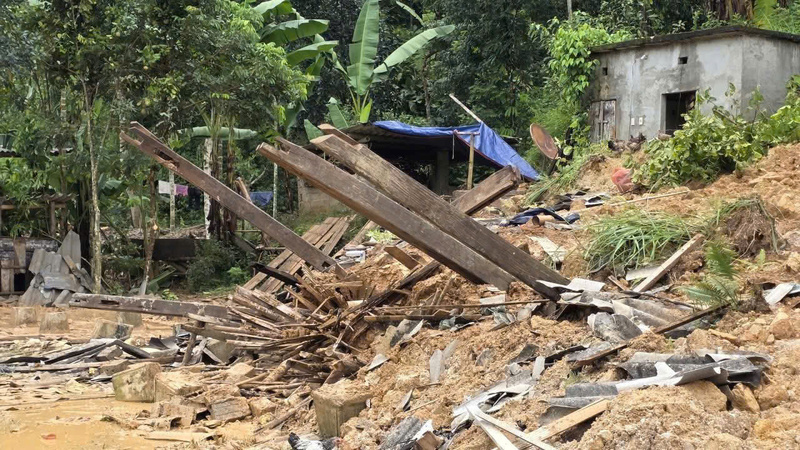 Một nhà sàn bị đất vùi lấp