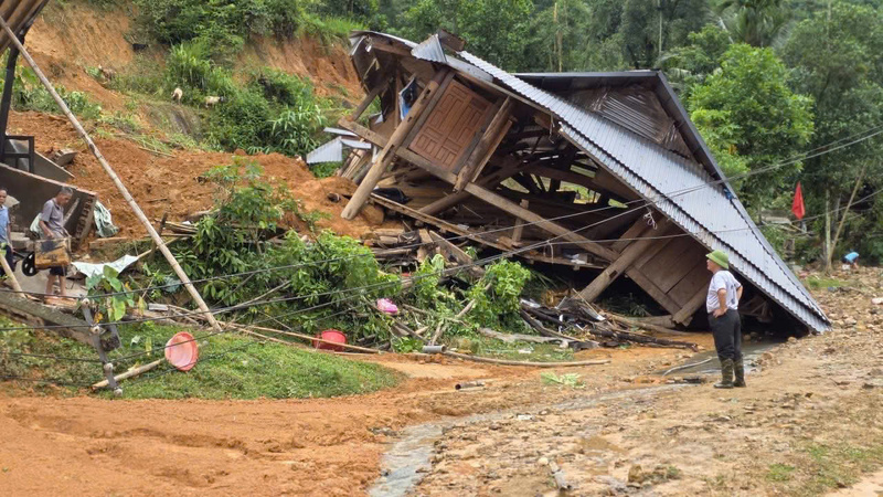 Nhiều căn nhà gần như hư hại hoàn toàn