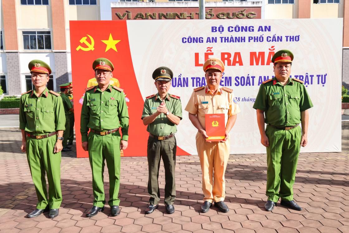 Thiếu tướng Huỳnh Việt Hòa - Giám đốc Công an TP Cần Thơ trao Quyết định thành lập Tổ 198. Ảnh: Tạ Quang