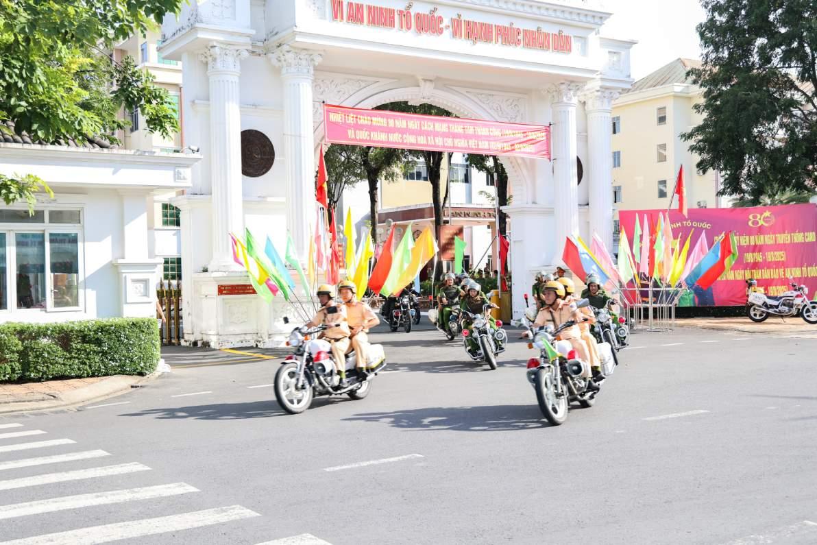 Cán bộ, chiến sĩ Công an TP diễu hành ra mắt. Ảnh: Tạ Quang