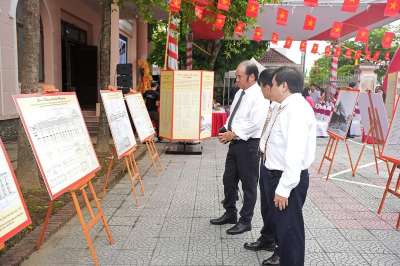 Triển lãm là nơi lưu giữ những hình ảnh, hiện vật quý. Ảnh: Nguyễn Tuấn