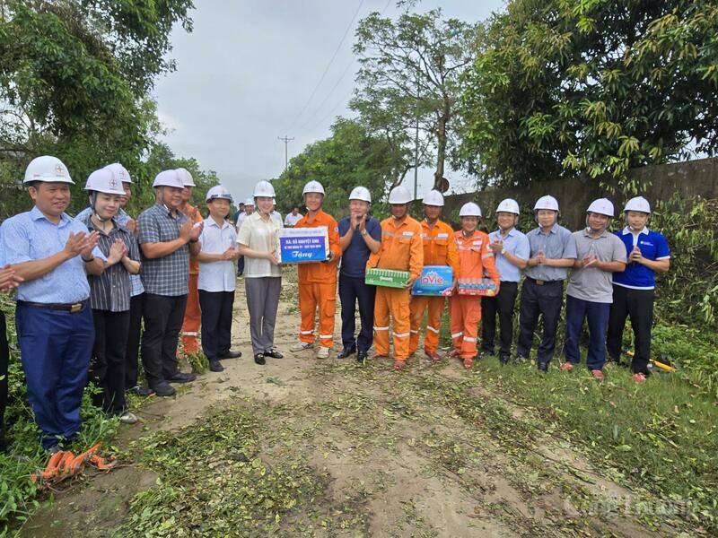 Chủ tịch HĐTV EVNNPC Đỗ Nguyệt Ánh tặng quà cho đội xung kích Công ty Điện lực Hưng Yên đang hỗ trợ khắc phục sự cố lưới điện tại Nghệ An
