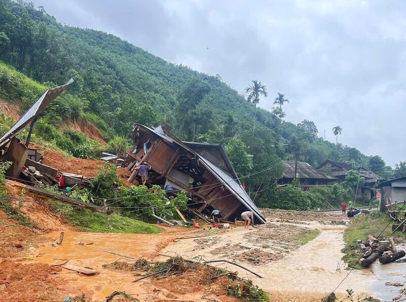 Cả bản tan hoang sau trận lũ quét bất ngờ