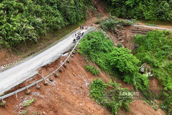 Sạt lở nghiêm trọng trên tuyến Quốc lộ 12. Ảnh: Quang Đạt