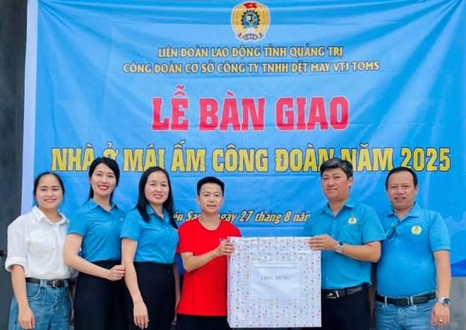 Bàn giao Mái ấm Công đoàn cho công nhân khó khăn