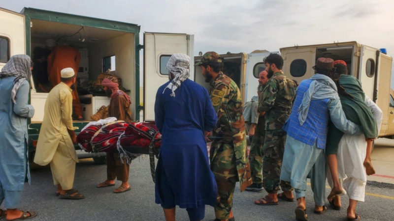 Binh sĩ và người dân Afghanistan hỗ trợ đưa các nạn nhân động đất lên xe cứu thương tại sân bay Jalalabad ngày 1/9. Ảnh: REUTERS