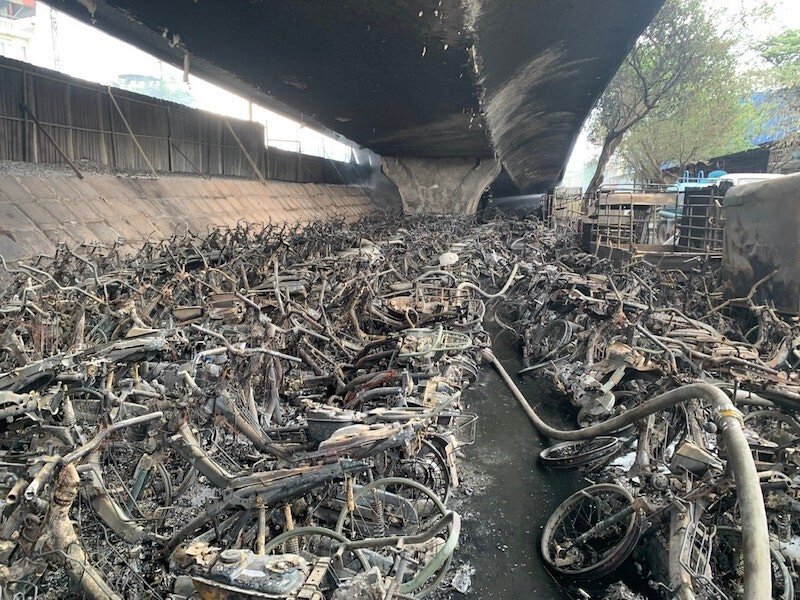 Vụ cháy bãi trông giữ xe dưới gầm cầu Vĩnh Tuy. Ảnh: Báo Nhân dân