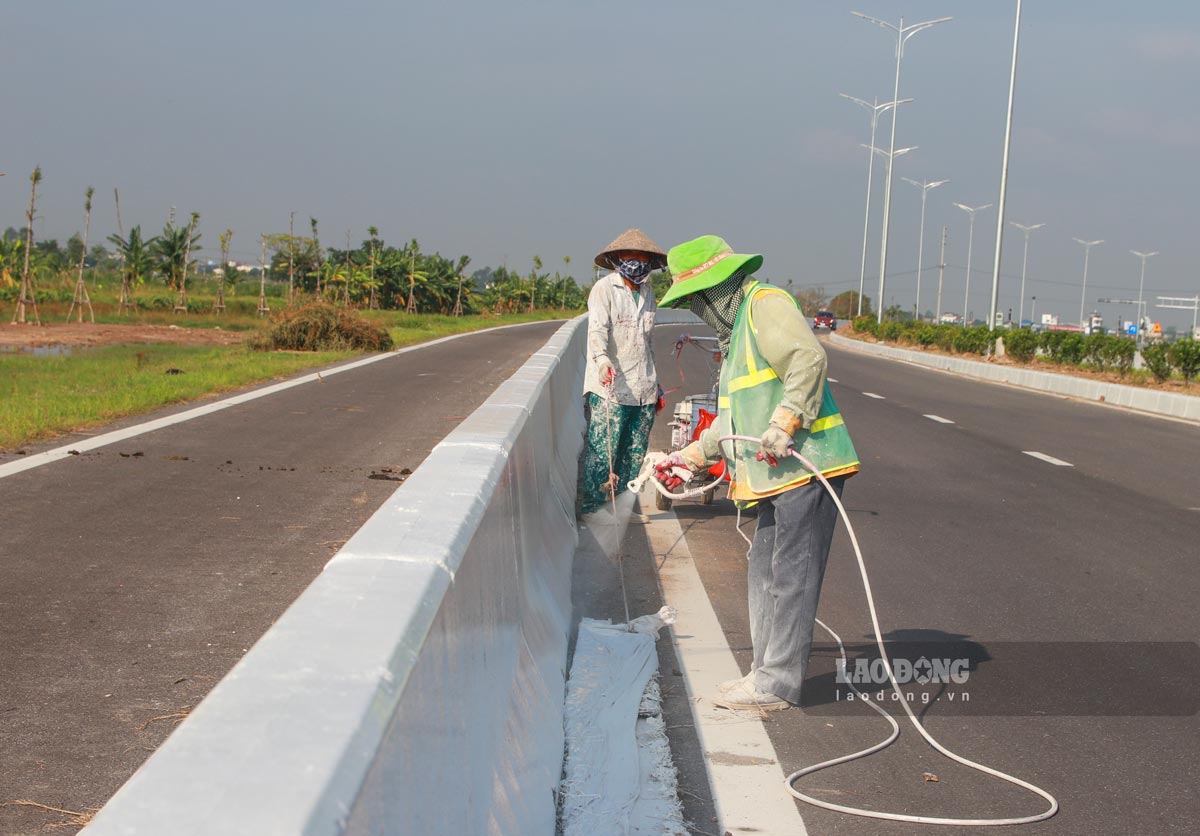 Công nhân đang làm các hạng mục cuối cùng của dự án. Ảnh: Hà Vi