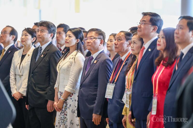 Phó Thủ tướng Chính phủ Lê Thành Long cùng các đại biểu tham dự sự kiện.