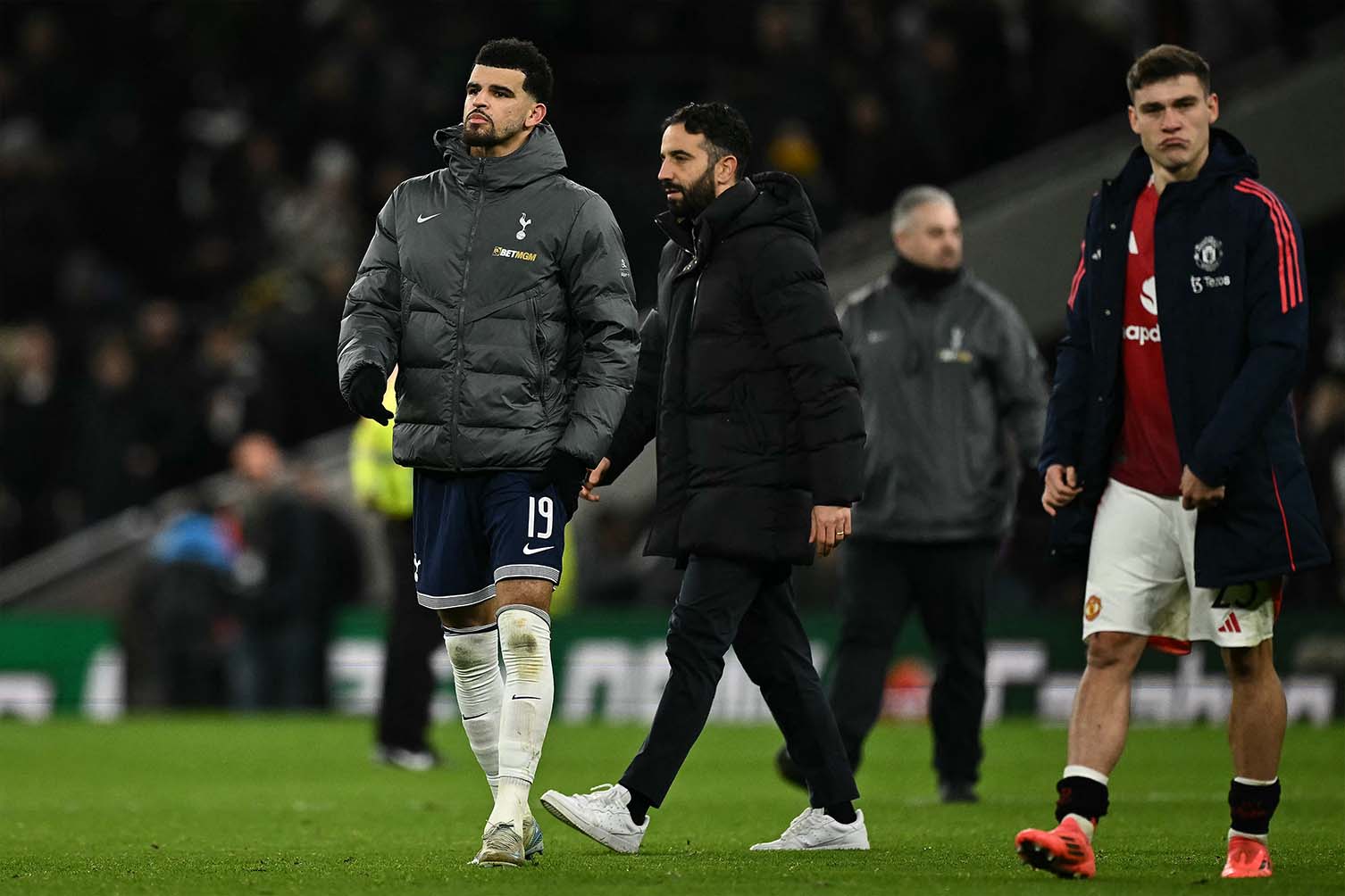 Những tiền vệ trong tay rõ ràng vẫn chưa thể khiến Ruben Amorim yên tâm.  Ảnh: AFP