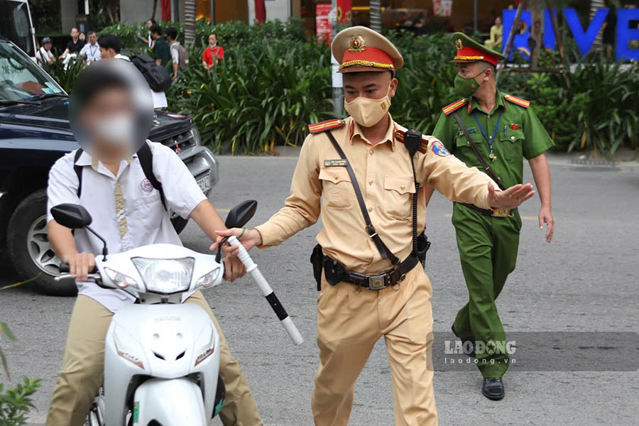 CSGT Hà Nội phát hiện nhiều trường hợp học sinh vi phạm. Ảnh: Thế Kỷ