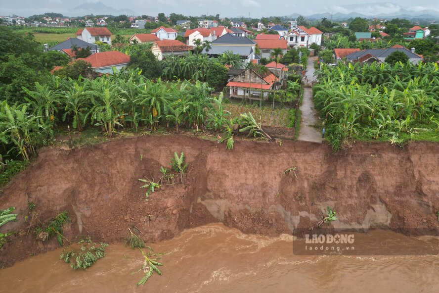 Taluy sạt lở rất cao, đã tiến sát vào tường rào của 1 hộ dân. Ảnh: Tô Công.