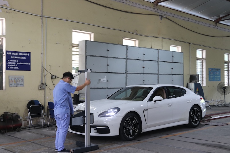 Giá dịch vụ đăng kiểm không được điều chỉnh suốt 11 năm khiến các trung tâm vào tình thế khó khăn. Ảnh: Mỹ Linh