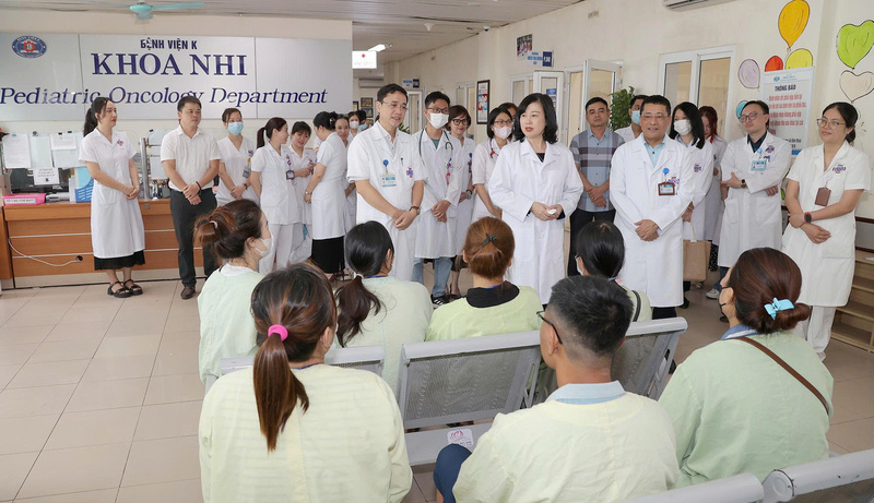 Bộ trưởng Bộ Y tế Đào Hồng Lan thăm hỏi, động viên người thân bệnh nhi đang điều trị tại Bệnh viện K - Ảnh: Trần Minh