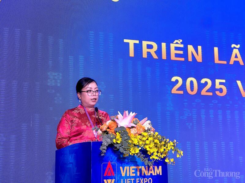 Bà Nguyễn Thị Kim Liên, Trưởng Ban Tổ chức Triển lãm Thang máy quốc tế Việt Nam 2025 phát biểu khai mạc.
