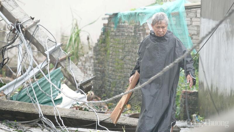 Thanh Hóa: Lốc xoáy thổi bay căn nhà cụ già vừa dựng sau nhiều năm  - 17