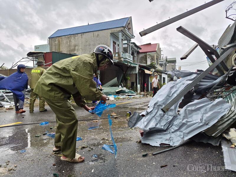 Lực lượng an ninh cơ sở tham gia dọn dẹp đống đổ nát sau trận cuồng phong sáng nay