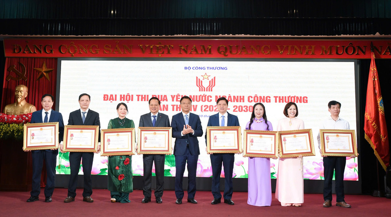 Phó Thủ tướng Chính phủ Lê Thành Long thay mặt lãnh đạo Đảng, Nhà nước trao Huân chương Lao động cho tập thể và cá nhân thuộc Bộ Công Thương đã có thành tích xuất sắc trong công tác góp phần vào sự nghiệp xây dựng chủ nghĩa xã hội và bảo vệ Tổ quốc.