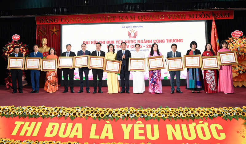 Bộ trưởng Nguyễn Hồng Diên thay mặt lãnh đạo Đảng, Nhà nước trao bằng khen của Thủ tướng Chính phủ cho tập thể và cá nhân thuộc Bộ Công Thương đã có nhiều thành tích trong công tác góp phần vào sự nghiệp xây dựng chủ nghĩa xã hội và bảo vệ Tổ quốc.