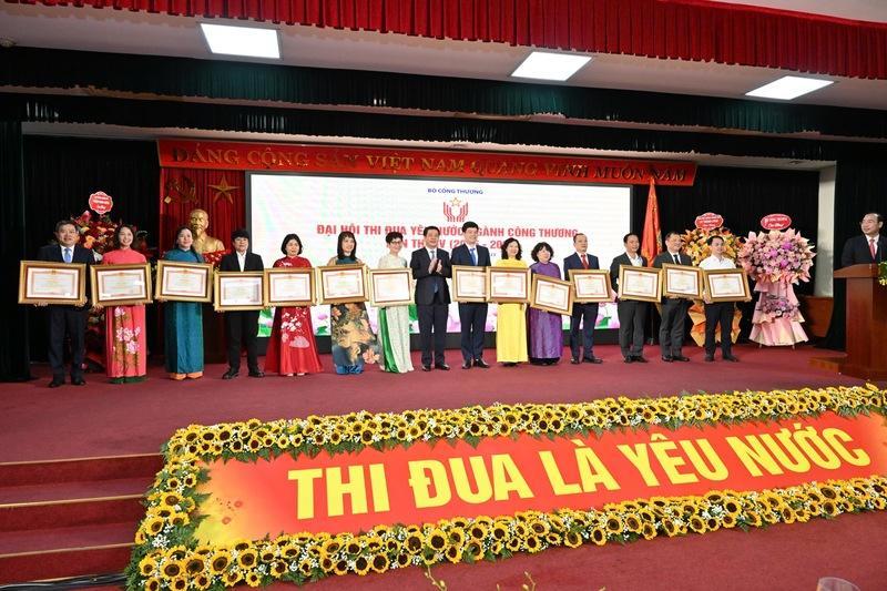 Bộ trưởng Bộ Công Thương Nguyễn Hồng Diên trao bằng khen cho các tổ chức, cá nhân có thành tích xuất sắc. Ảnh: Cấn Dũng.