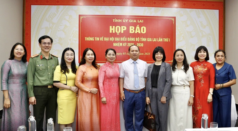 Các đại biểu chụp hình lưu niệm tại buổi họp báo.