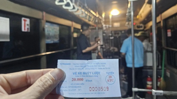 Tuyến buýt 20ATC có giá vé 20 nghìn đồng/ lượt. Ảnh: Buýt 10-10