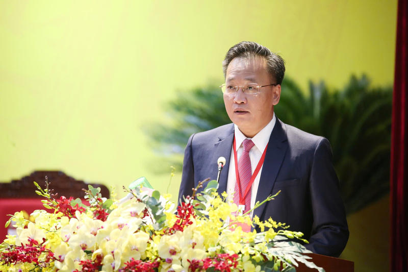 Đồng chí Nguyễn Hữu Nghĩa, Ủy viên Ban Chấp hành Trung ương Đảng, Bí thư Tỉnh ủy Hưng Yên trình bày Báo cáo kiểm điểm của Ban Chấp hành Đảng bộ tỉnh, nhiệm kỳ 2020 - 2025. Ảnh: Tiến Đạt