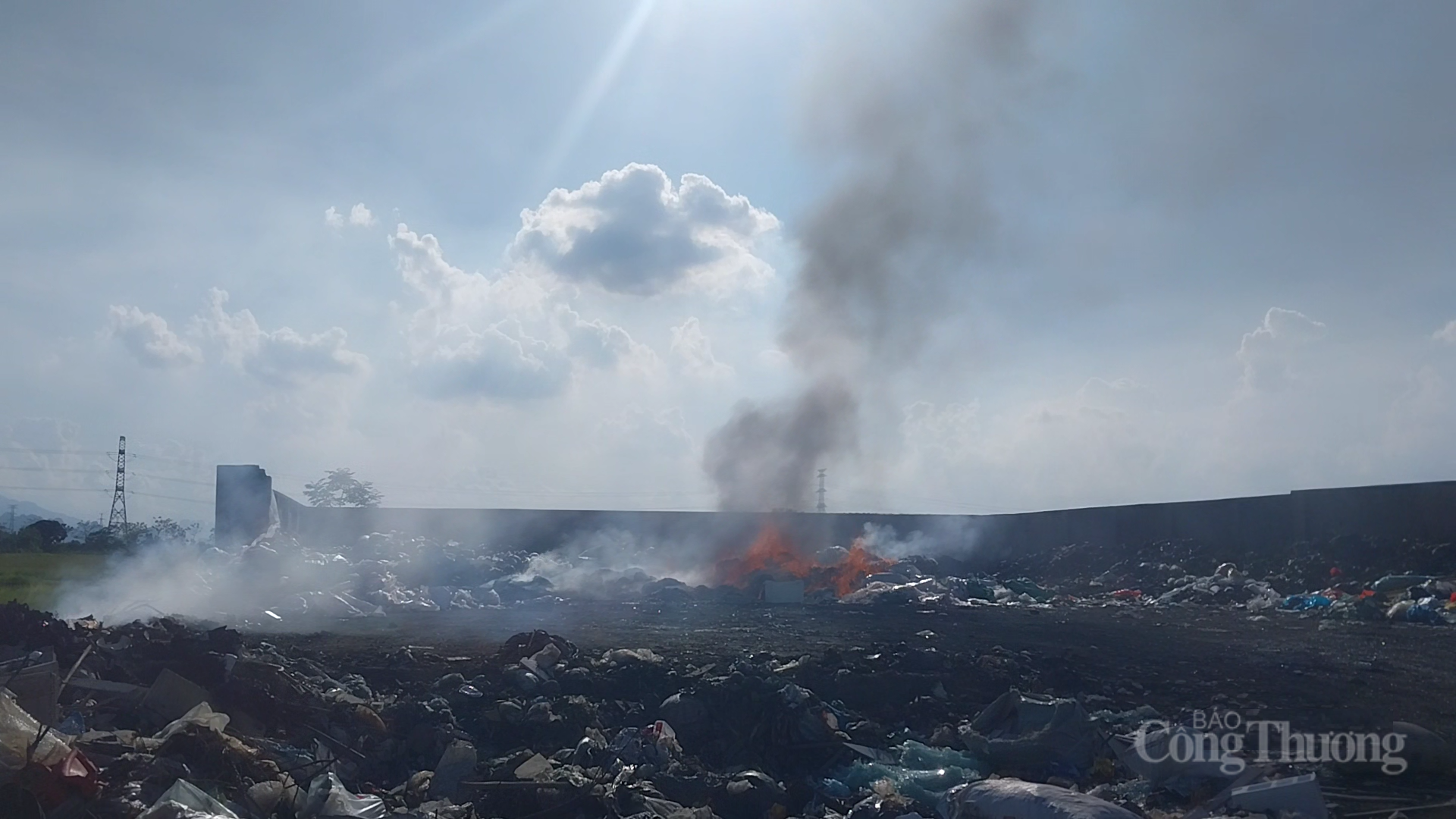 Theo báo cáo của UBND xã Phú Nghĩa, ngày 27/9, Công ty Môi trường và đô thị Xuân Mai đã thực hiện thu gom, vận chuyển toàn bộ khối lượng rác tại điểm tập kết rác tạm thời.