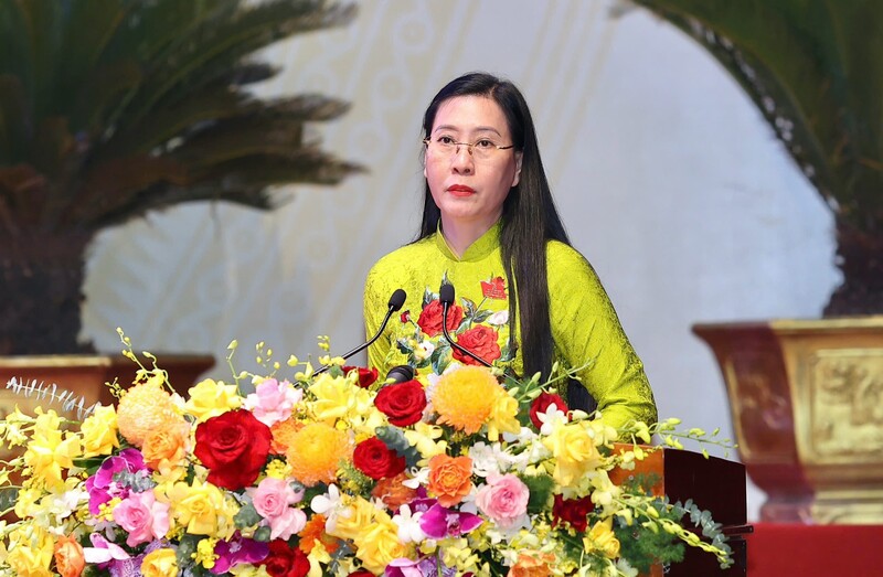 Bà Bùi Thị Quỳnh Vân - Ủy viên Ban Chấp hành Trung ương Đảng, Phó Trưởng Ban Tổ chức Trung ương công bố các Quyết định của Bộ Chính trị.