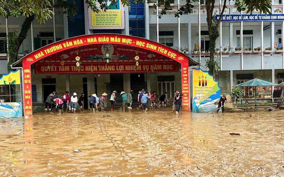 Công tác vệ sinh môi trường tại các trường học trên địa bàn tỉnh Tuyên Quang được khẩn trương tiến hành, đảm bảo môi trường học an toàn cho học sinh. Ảnh: Ngọc Hân.