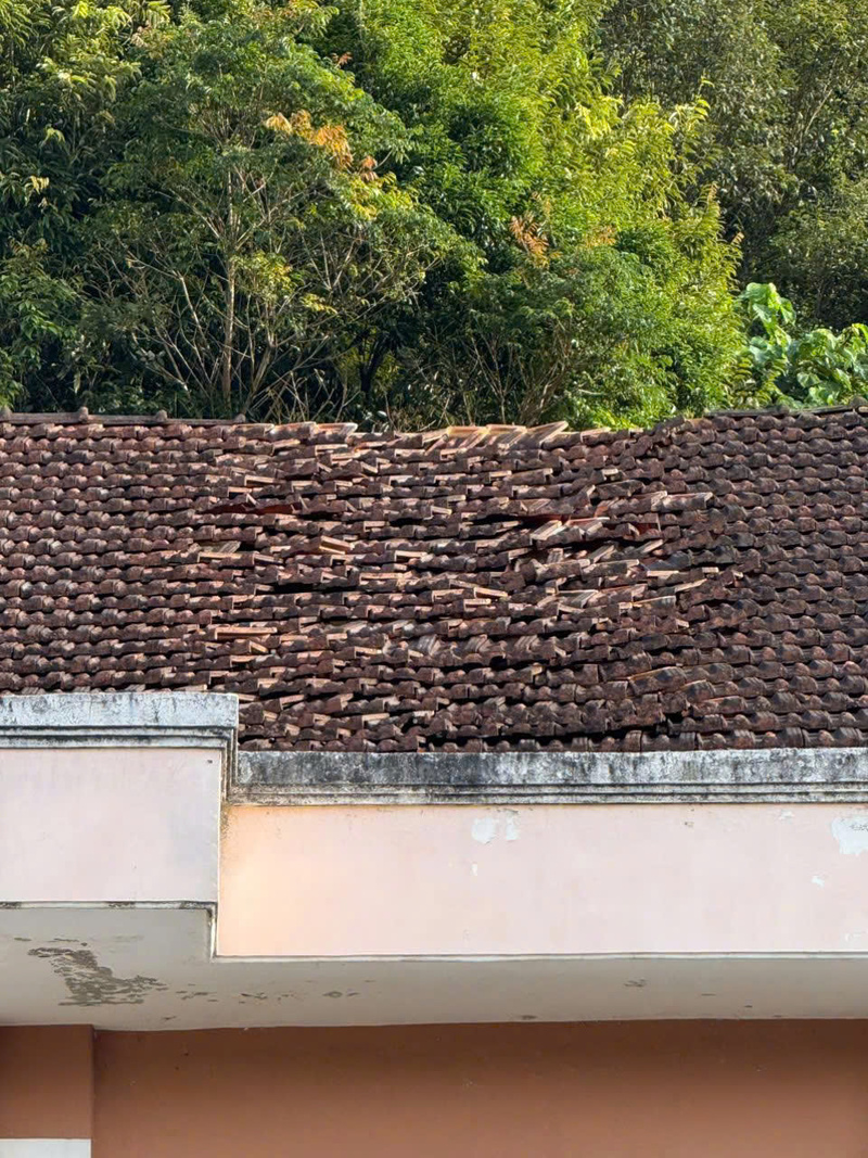 Mái ngói của ngôi trường đã bị xô lệch rất nhiều. Ảnh: Nguyễn Dương