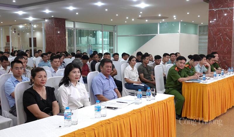 Các đại biểu tham gia hội nghị.