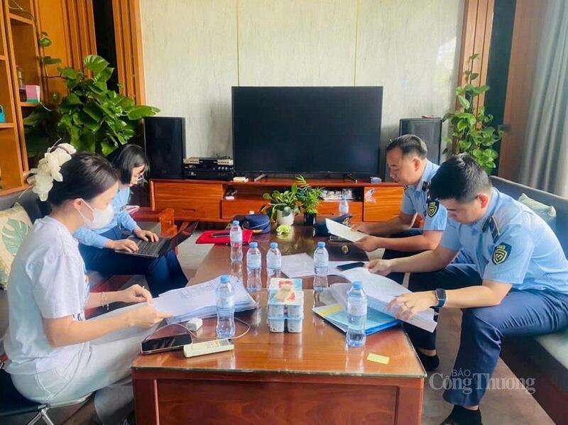 Đội QLTT số 2 làm việc với các hộ kinh doanh trên địa bàn. Ảnh: QLTT Hà Tĩnh