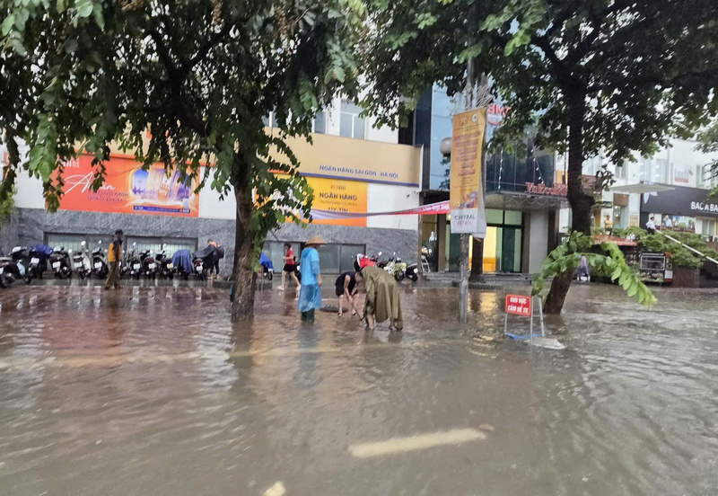 Hà Nội mưa lớn do hoàn lưu bão số 11: Người dân chủ động ứng phó ngập - 4