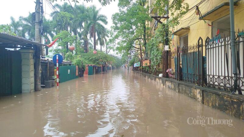 Đường Kẻ Vẽ ngập sâu hàng mét, các phương tiện không thể di chuyển được. Ảnh: Hải Sơn