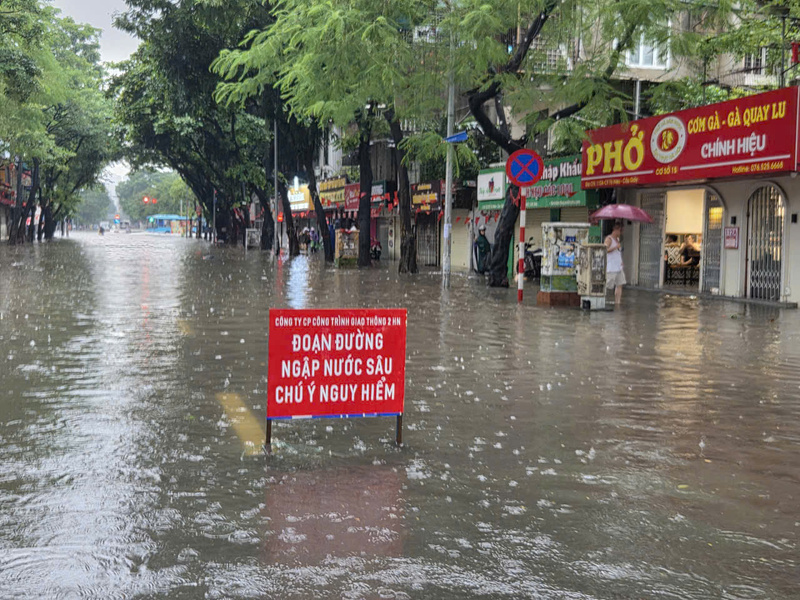 Đoạn đường bị ngập nước sâu trên đường Tô Hiệu được cảnh báo để các phương tiện tham gia giao thông không đi vào.