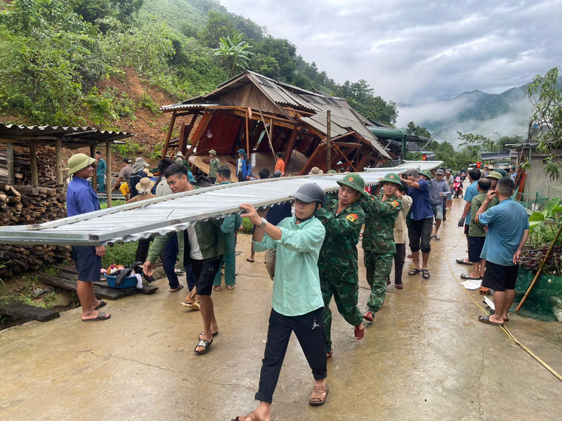Lực lượng chức năng hỗ trợ người dân khắc phục sạt lở đất tại xã Mường Lát. Ảnh: Đồn Biên phòng cửa khẩu Tén Tằn