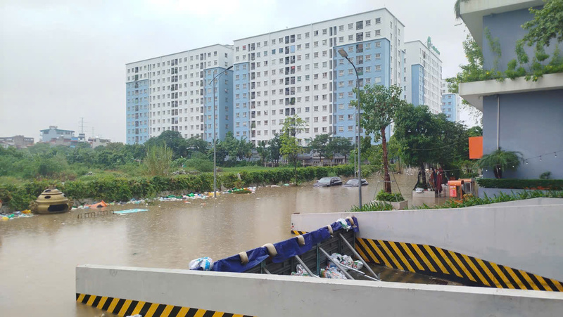 Cư dân tại chung cư Ecohome 3 phường Đông Ngạc chủ động dựng rào chắn để nước không chảy vào hầm để xe.