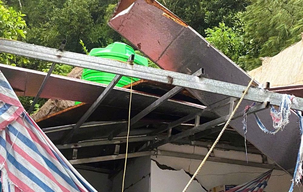 Đá núi sạt trượt vào nhà dân khiến một số công trình bị hư hỏng. Ảnh: Minh Hoàng