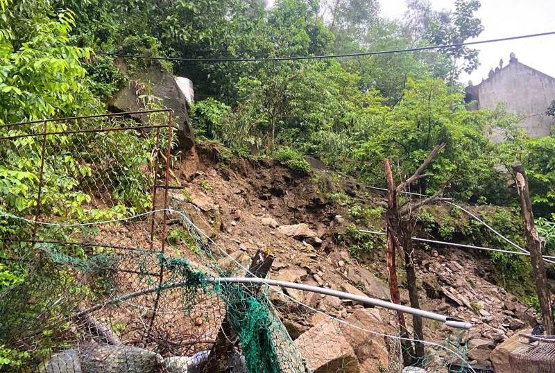 Nhiều khối đá lớn trên núi Linh Trường (xã Hoằng Tiến, Thanh Hóa) bất ngờ sạt trượt vào nhà dân. Ảnh: Minh Hoàng