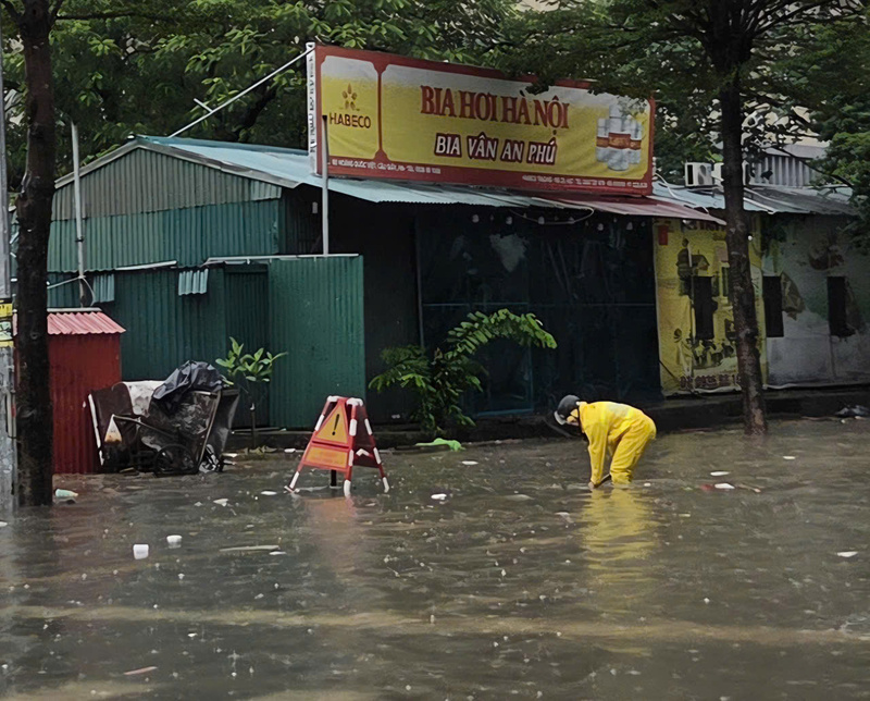 Hà Nội mưa lớn do hoàn lưu bão số 11: Người dân chủ động ứng phó ngập - 1